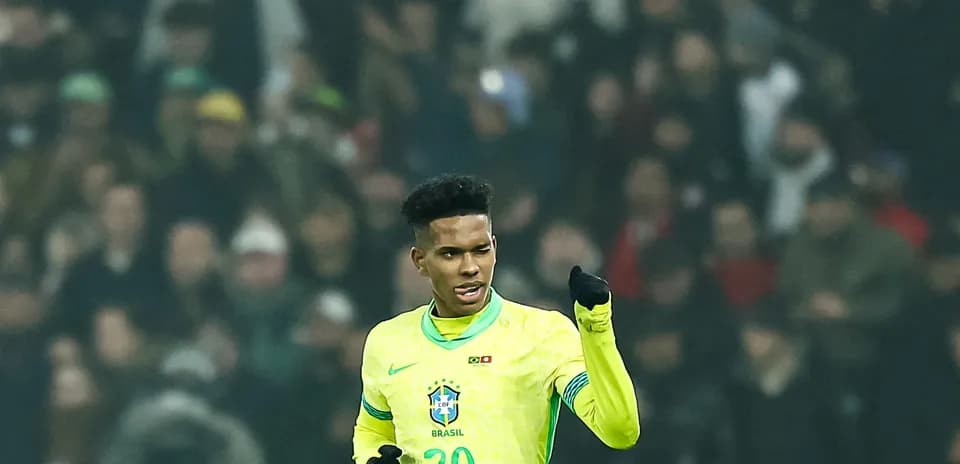 Jugador de Brasil señalando durante el partido