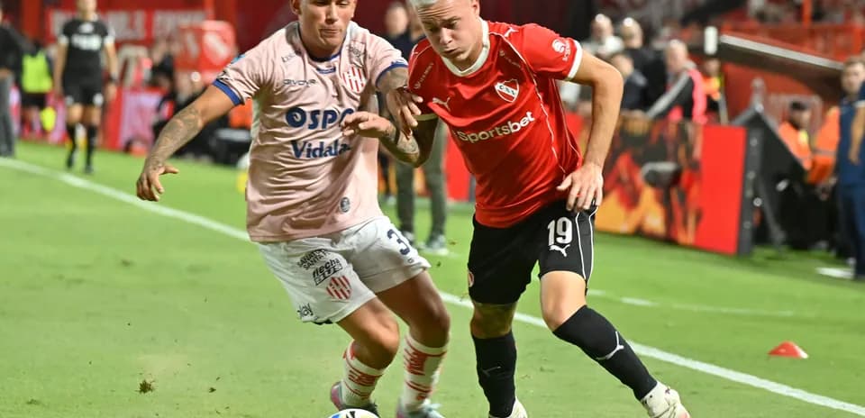 Jugadores de Unión y Independiente disputando el balón
