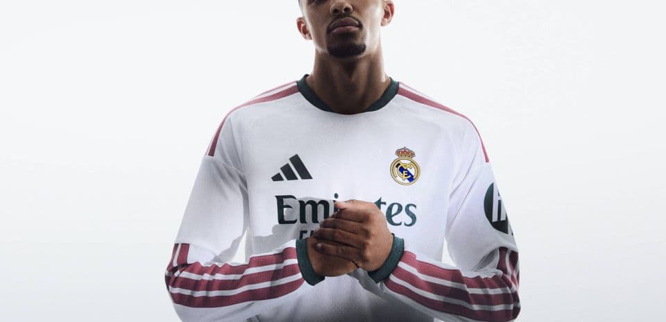 Jugador de Real Madrid vistiendo camiseta oficial