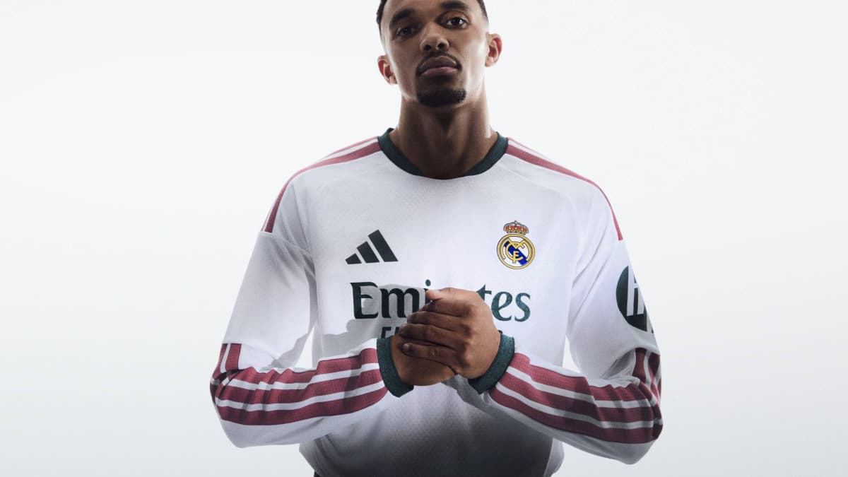 Jugador de Real Madrid vistiendo camiseta oficial