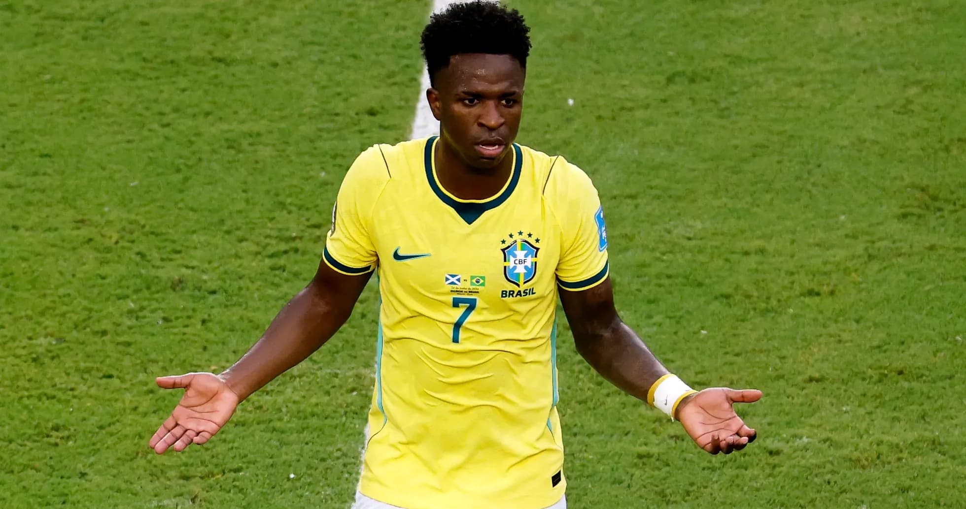 Jugador brasileño en camiseta amarilla gesticulando en el campo