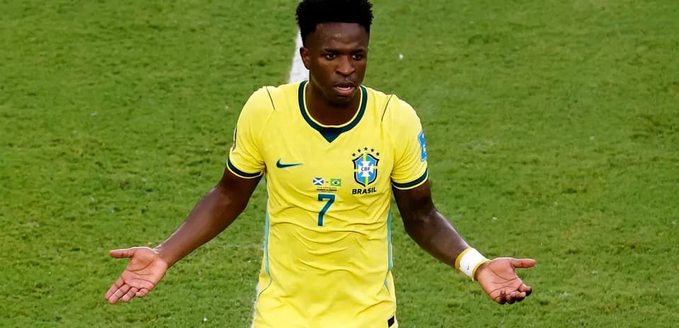 Jugador brasileño en camiseta amarilla gesticulando en el campo
