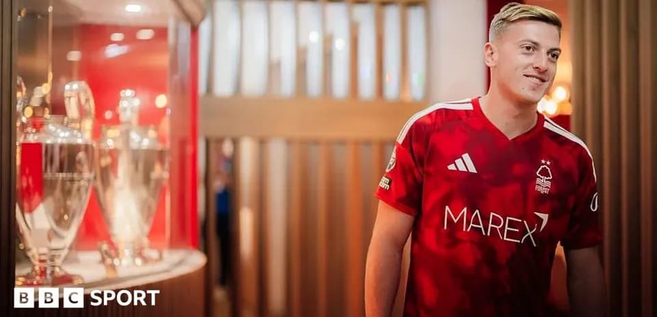 Jugador de Nottingham Forest en camiseta roja con trofeos