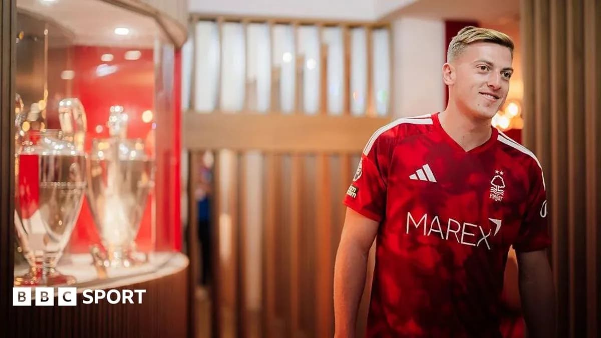 Jugador de Nottingham Forest en camiseta roja con trofeos