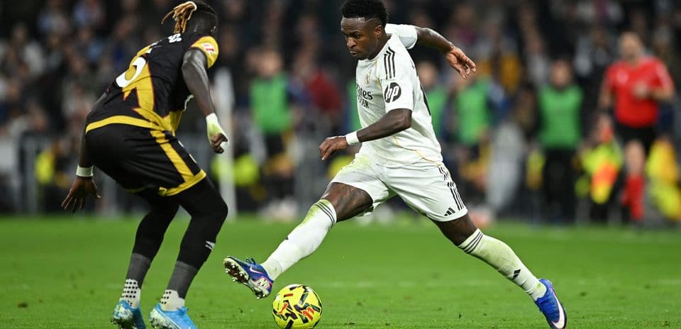 Vinícius Jr. dribbling during el clásico