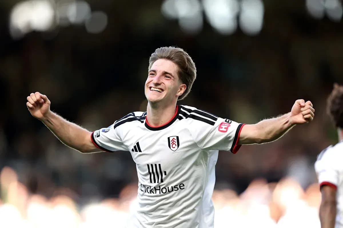 Jugador de Fulham celebrando un gol en el campo