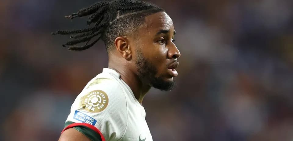 Jugador con trenzas en uniforme de fútbol