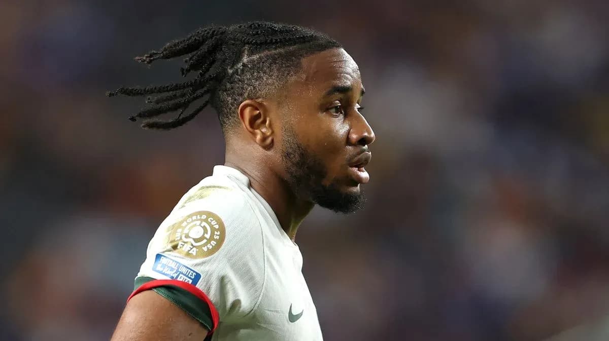 Jugador con trenzas en uniforme de fútbol