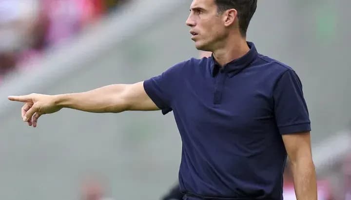 Entrenador dando instrucciones durante el partido