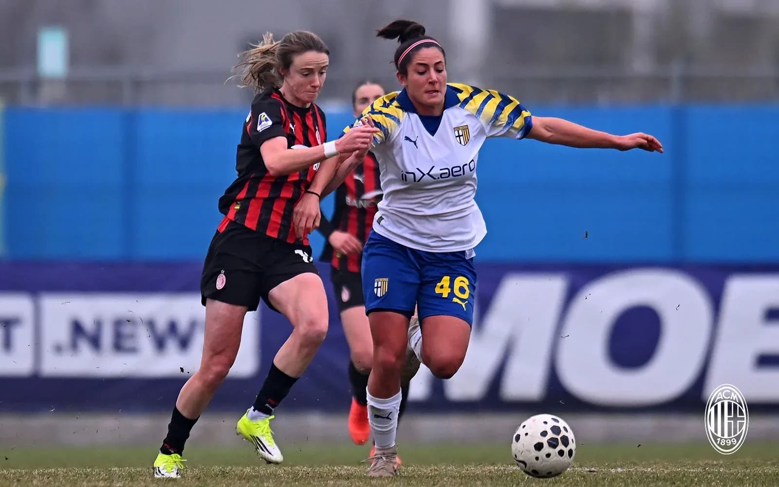 Dos jugadoras compitiendo por el balón en el partido