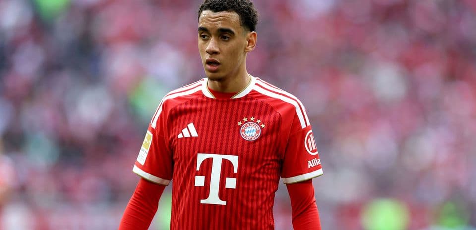 Jugador de Bayern Múnich en uniforme rojo durante el partido
