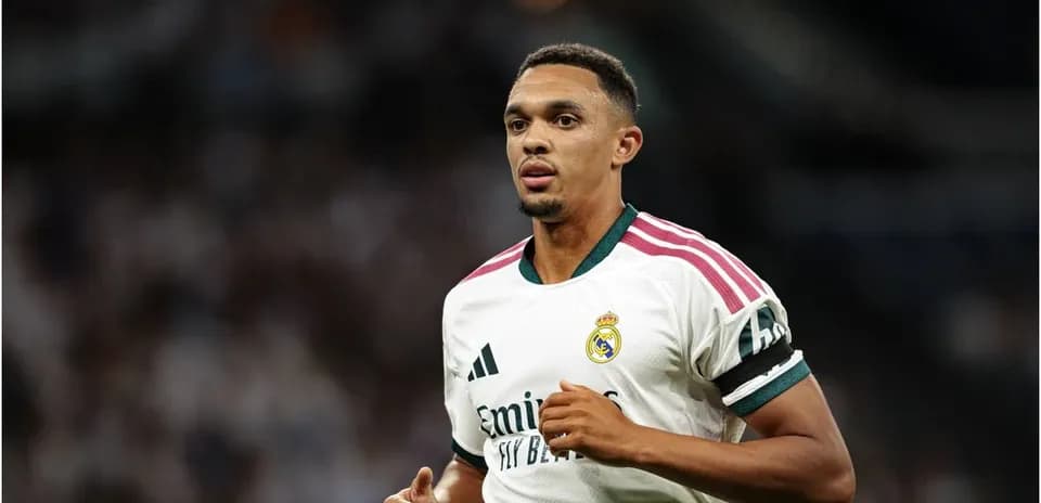 Jugador de Real Madrid corriendo en el campo