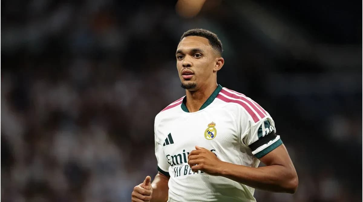 Jugador de Real Madrid corriendo en el campo