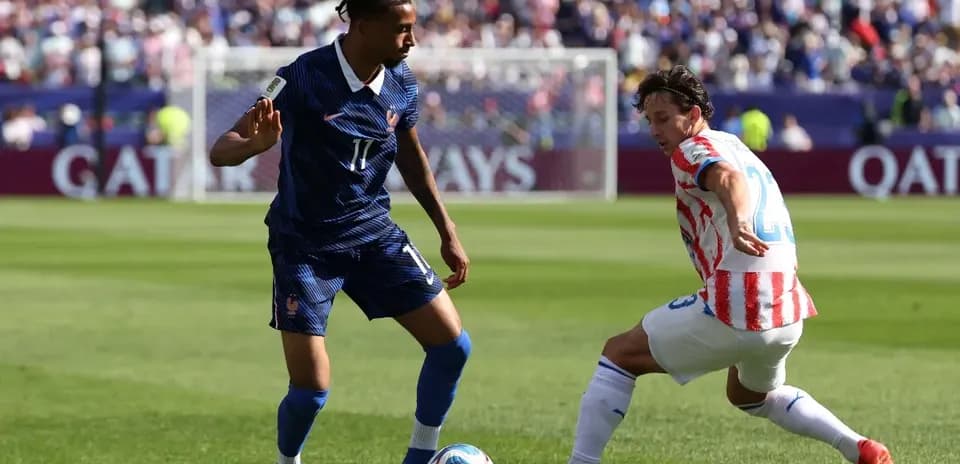 Jugador de Francia driblando a rival paraguayo