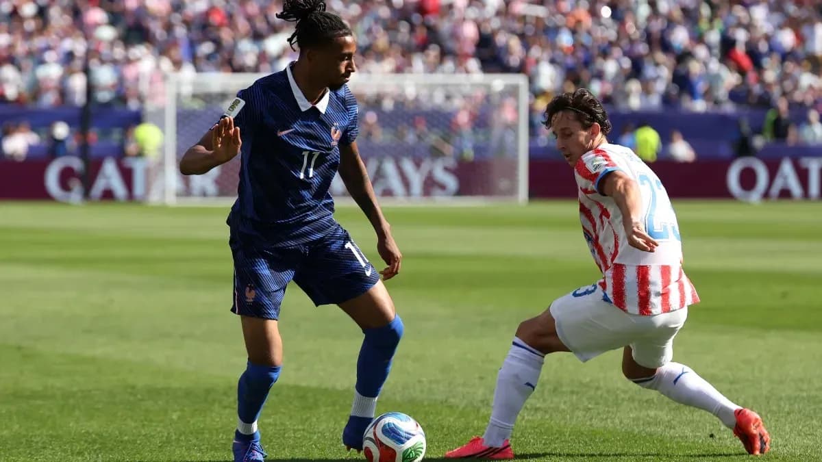 Jugador de Francia driblando a rival paraguayo