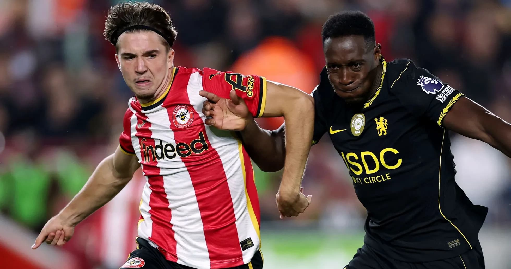 Dos jugadores compitiendo por el balón en el partido