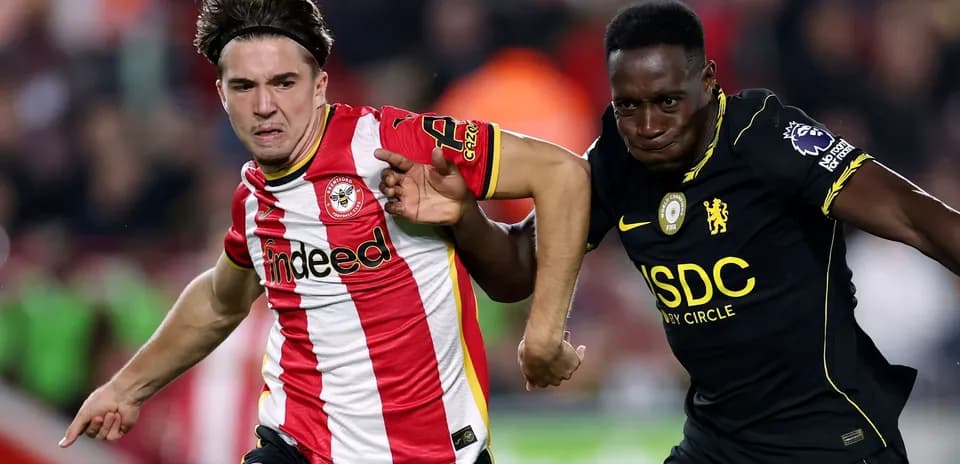 Dos jugadores compitiendo por el balón en el partido
