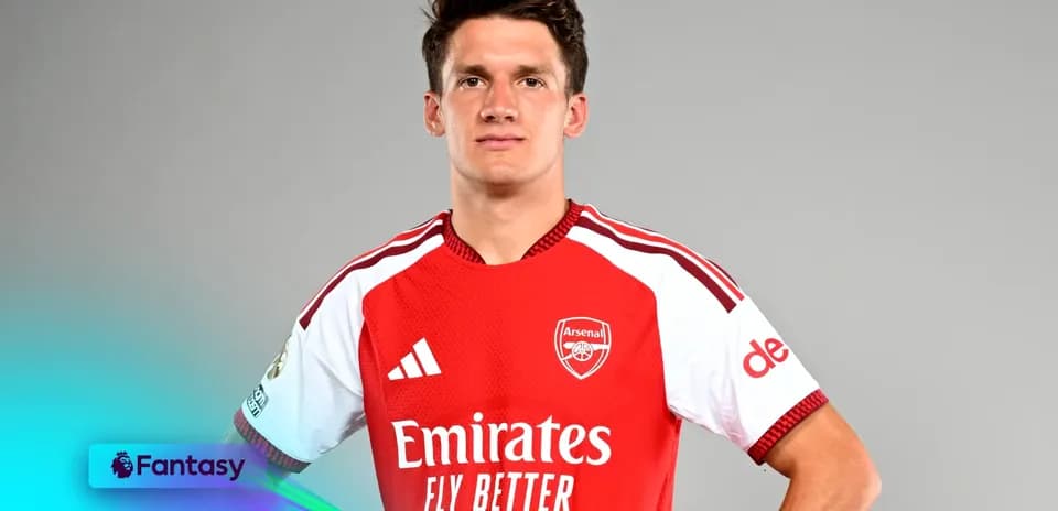 Jugador de Arsenal posando con camiseta roja