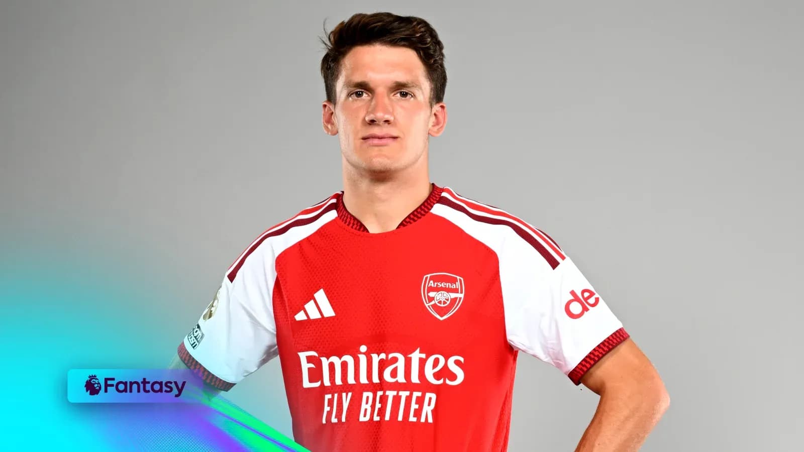 Jugador de Arsenal posando con camiseta roja