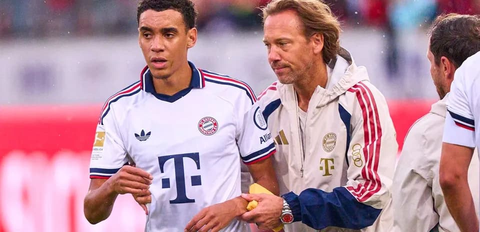 Jugador de Bayern Munich siendo atendido por el staff