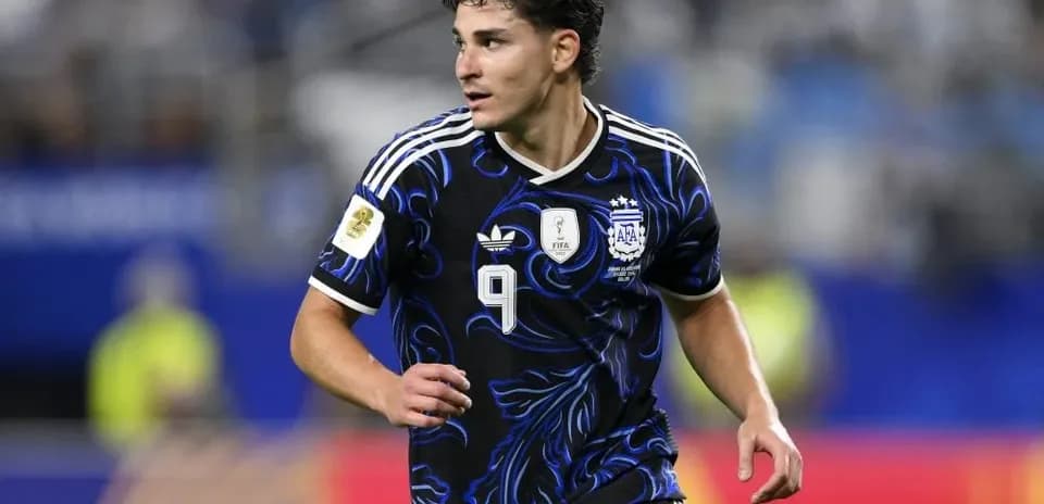 Jugador de Argentina corriendo con balón en el campo
