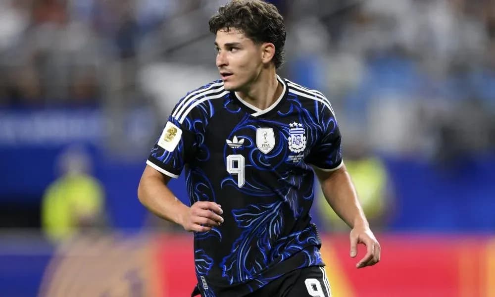 Jugador de Argentina corriendo con balón en el campo