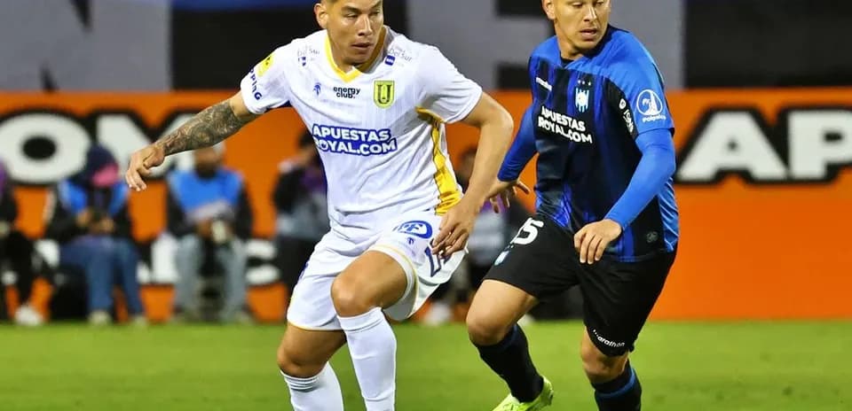 Jugadores de Universidad de Concepción y Huachipato en acción
