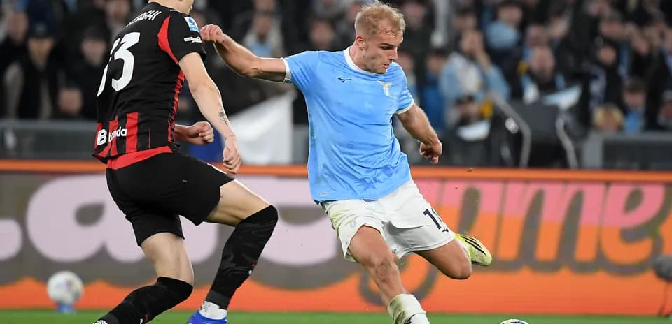 Jugador de Lazio en acción durante el partido