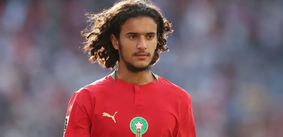 Jugador de Marruecos en uniforme rojo durante el partido