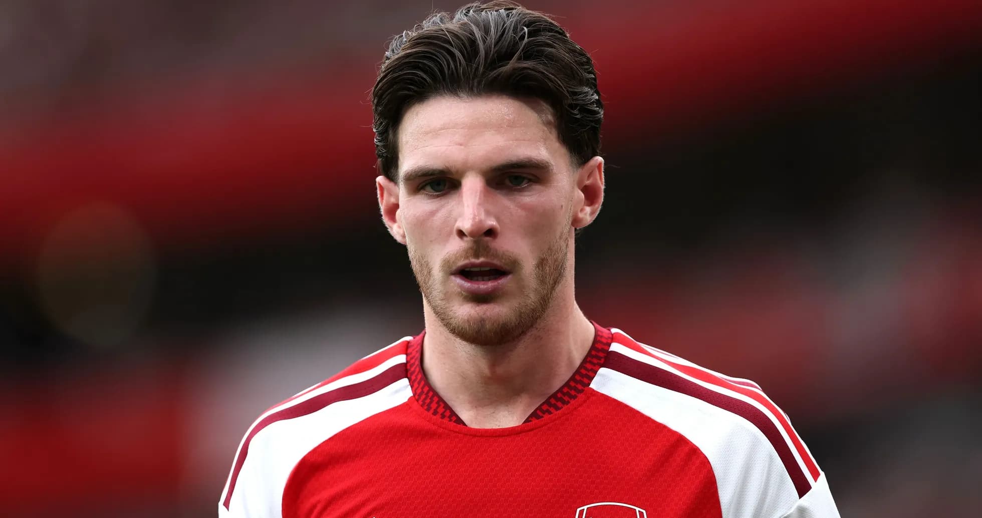 Jugador de Arsenal en uniforme rojo mirando hacia adelante