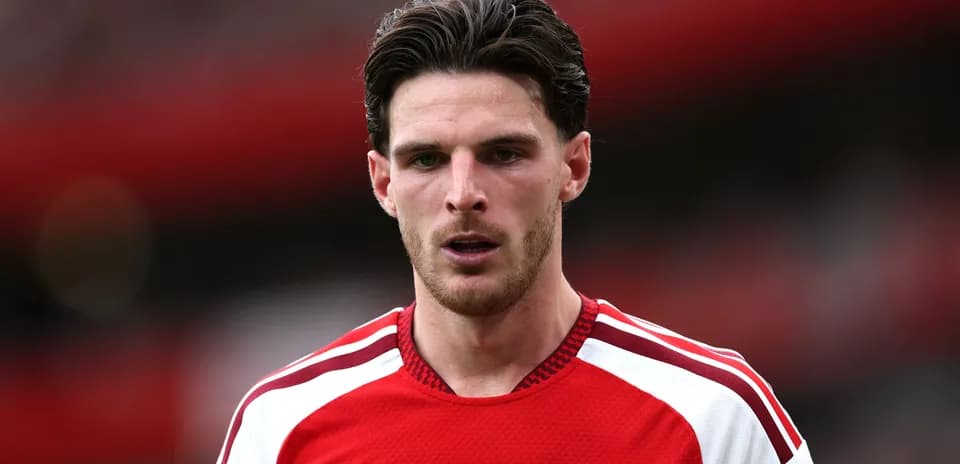Jugador de Arsenal en uniforme rojo mirando hacia adelante