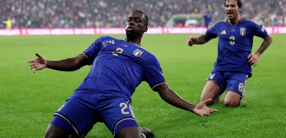 Jugador de Italia celebrando un gol en el campo