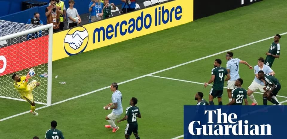 Portero deteniendo un tiro en un partido de fútbol