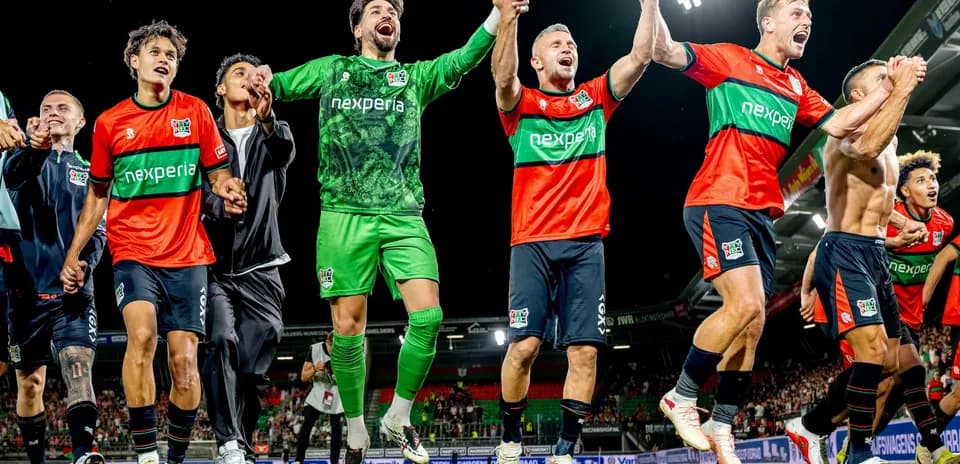 Jugadores de NEC celebrando una victoria