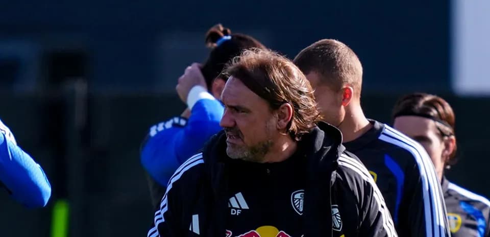 Entrenador dirigiendo a jugadores en sesión de entrenamiento