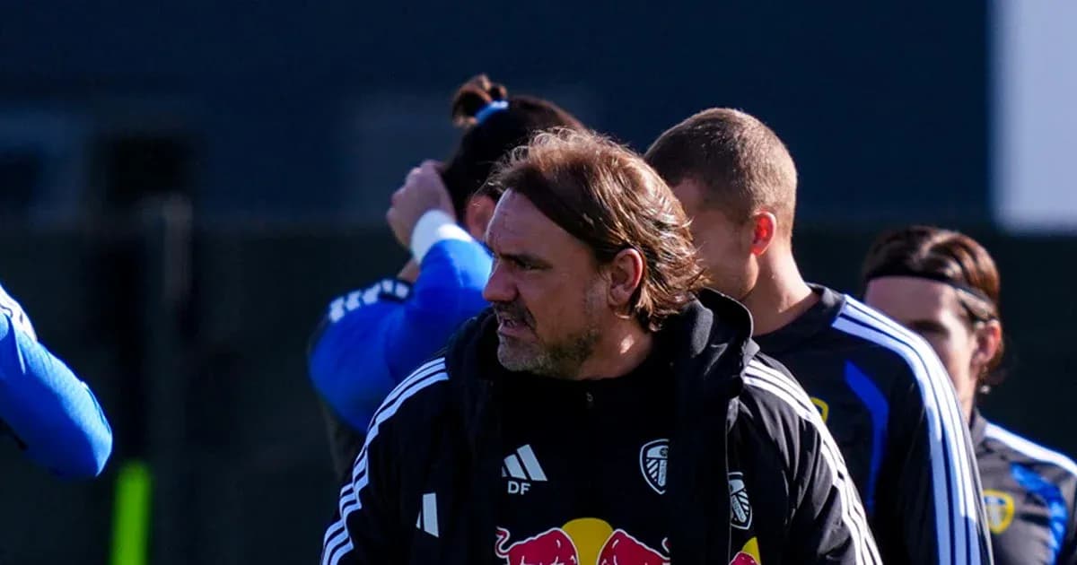 Entrenador dirigiendo a jugadores en sesión de entrenamiento