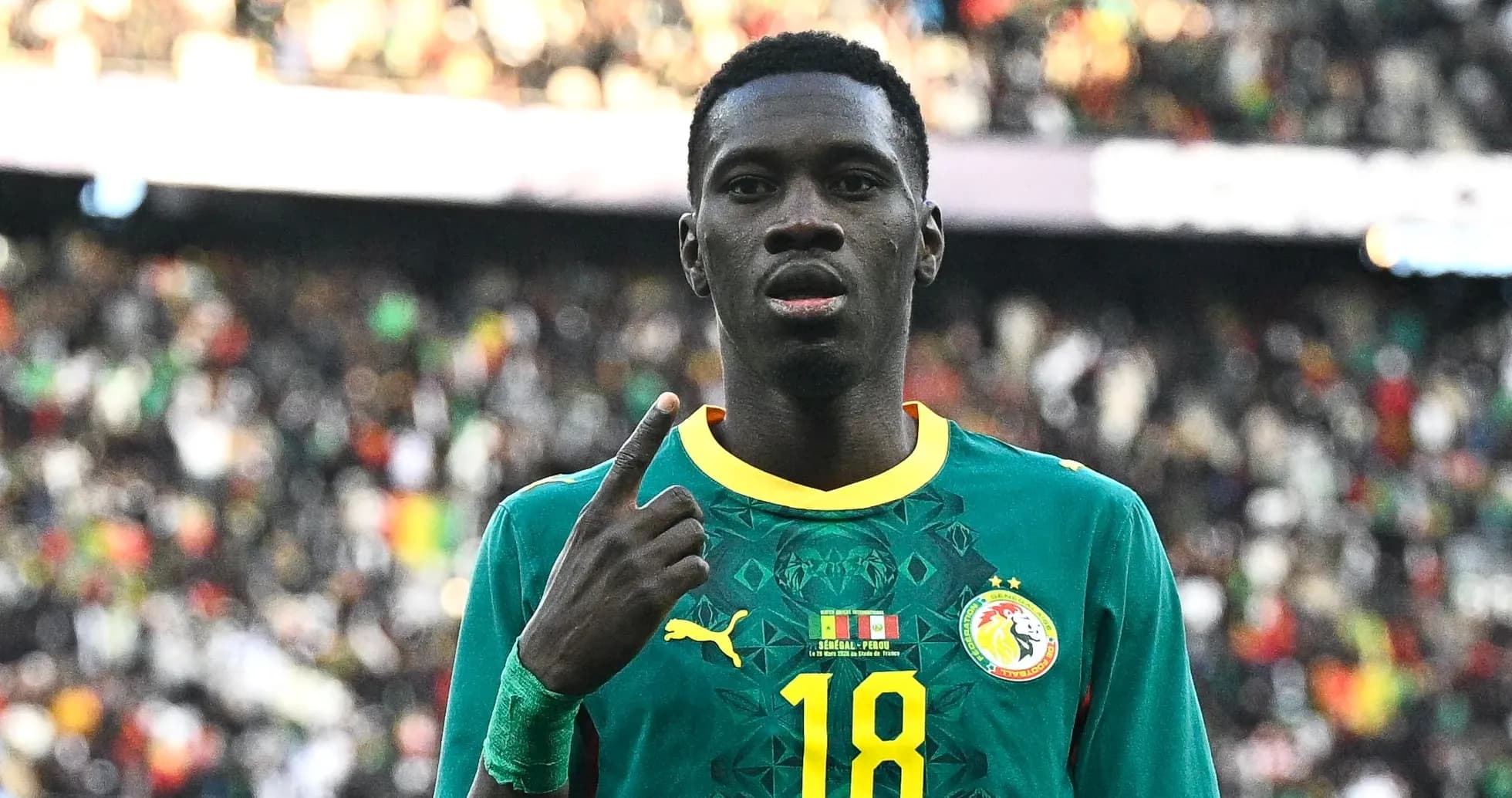 Jugador de Senegal celebrando con el dedo índice levantado