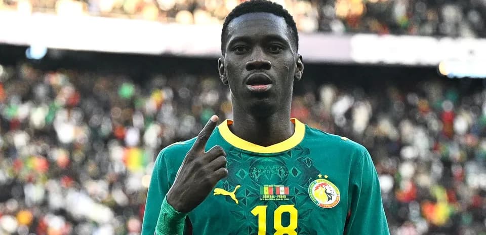Jugador de Senegal celebrando con el dedo índice levantado