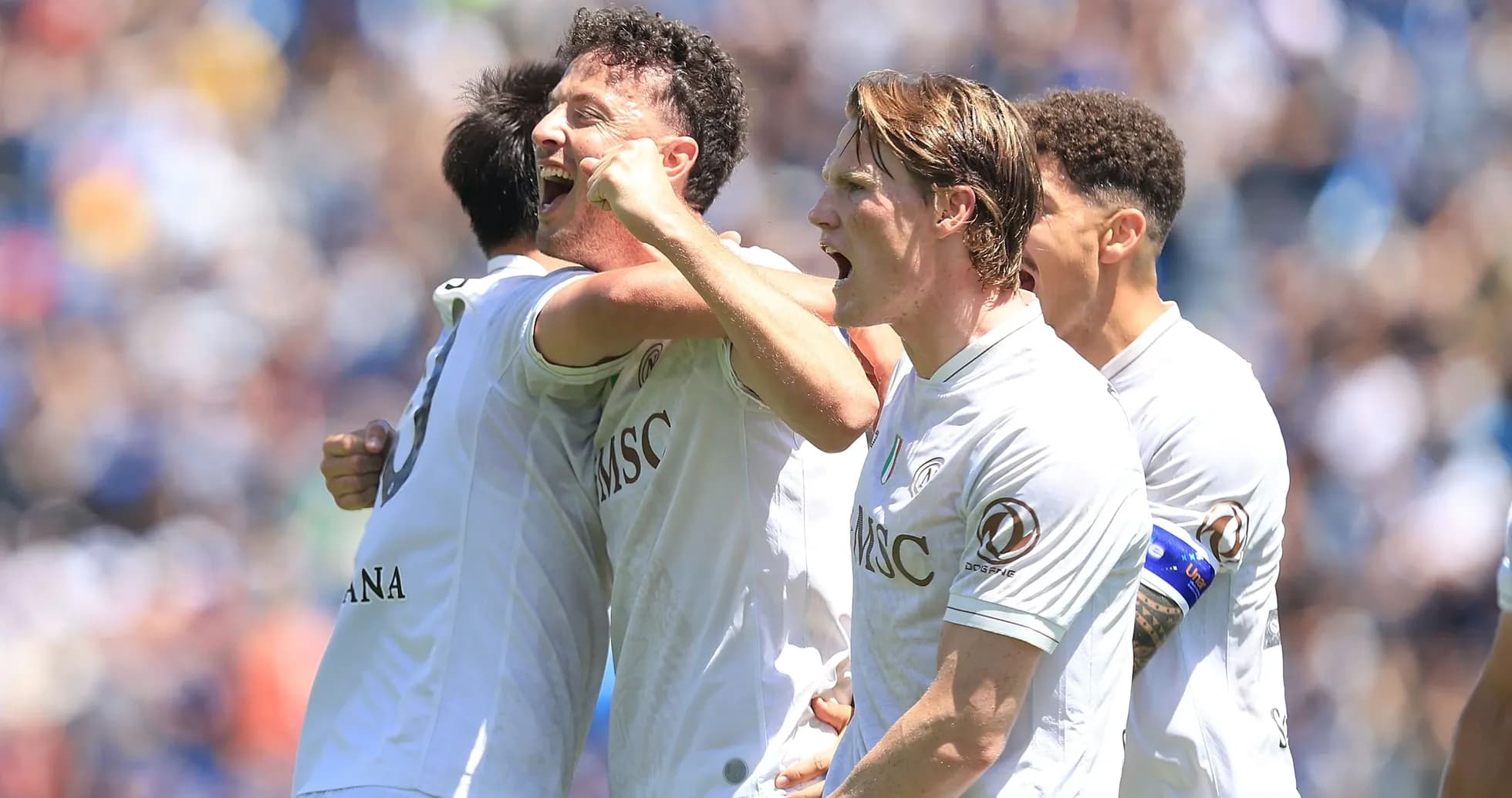 Jugadores celebrando un gol durante el partido