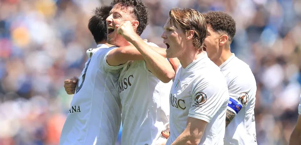 Jugadores celebrando un gol durante el partido