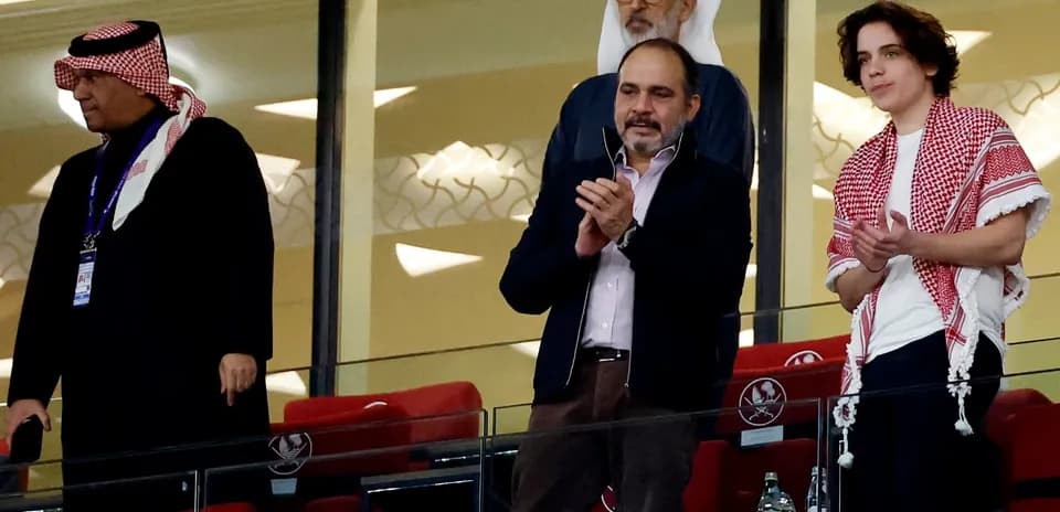 Personas aplaudiendo en un palco de estadio