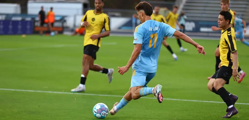 Jugador de JAX pateando el balón en el partido