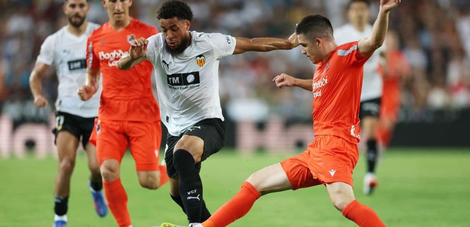 Acción durante el partido Real Sociedad vs Valencia