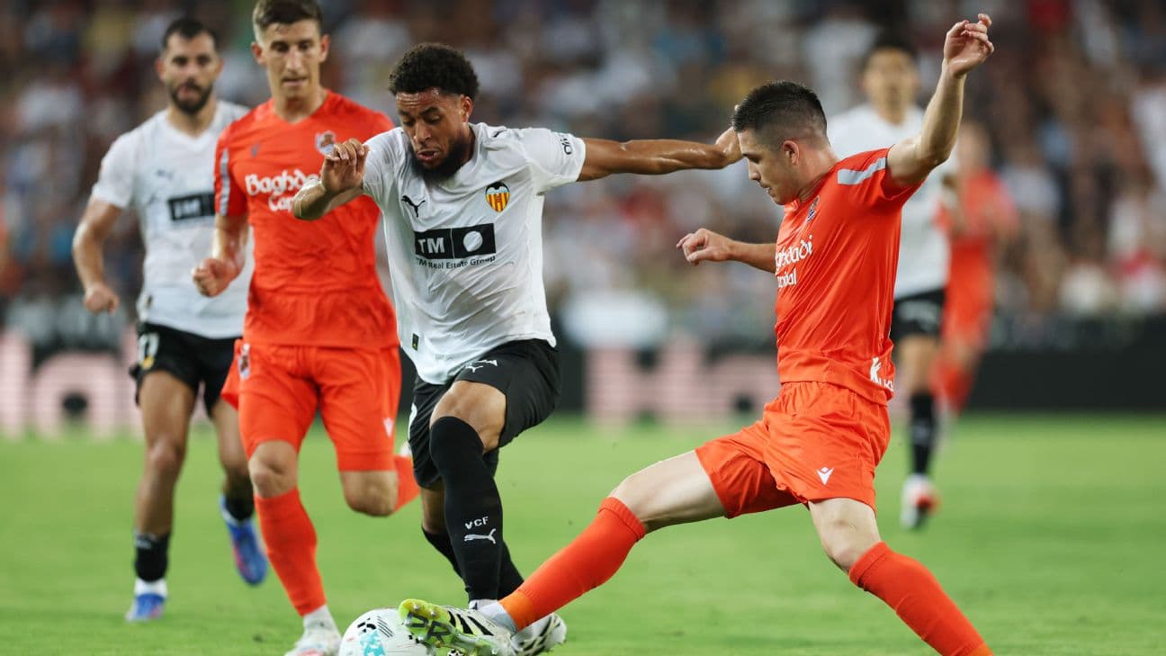 Acción durante el partido Real Sociedad vs Valencia