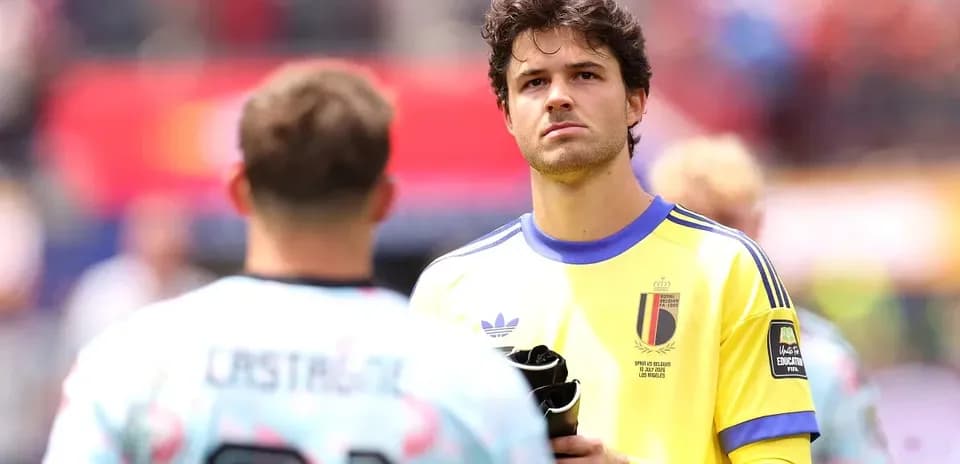 Portero belga sosteniendo guantes en el campo