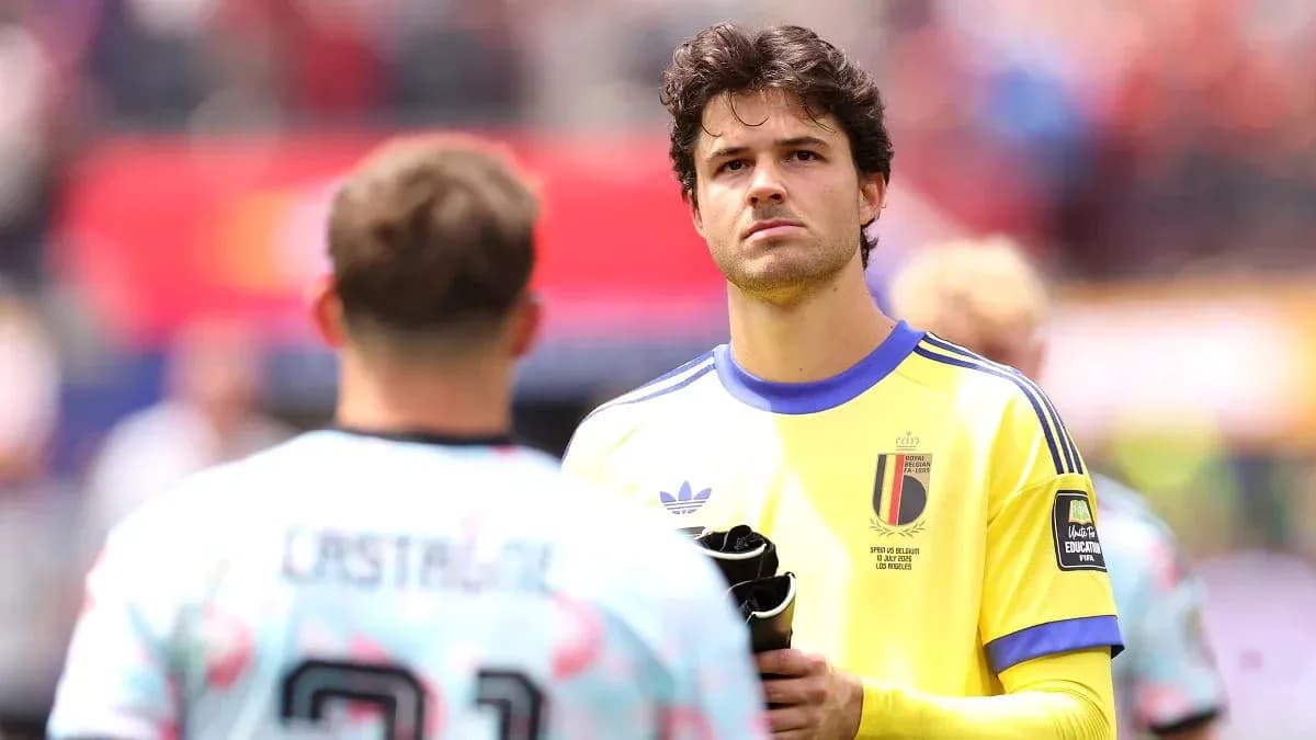Portero belga sosteniendo guantes en el campo