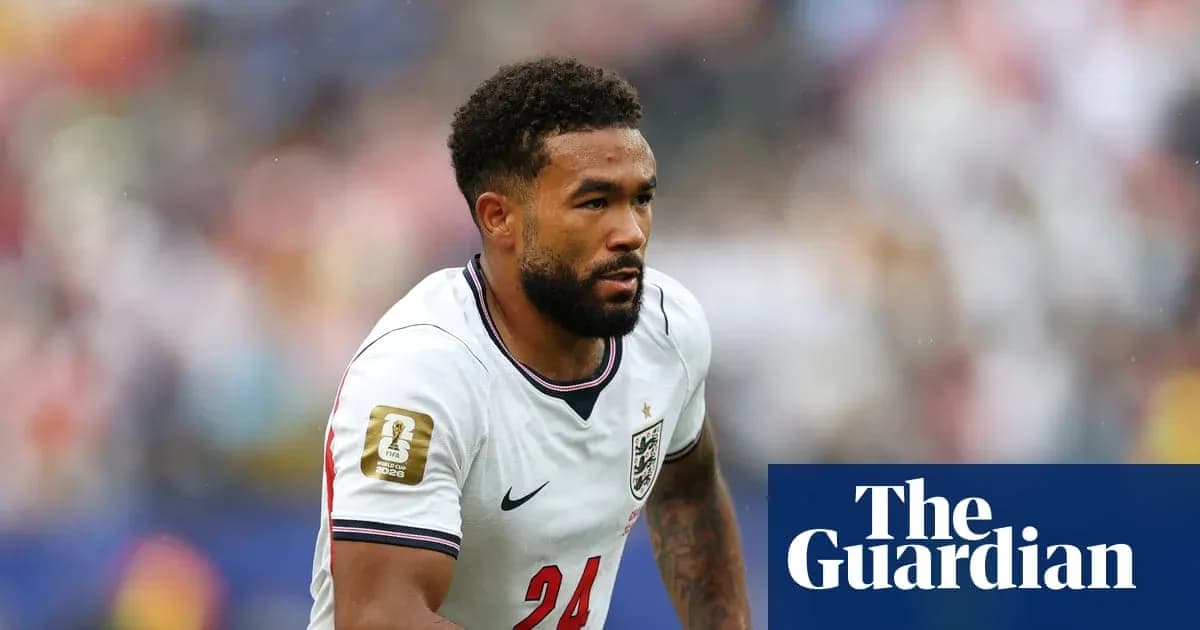 Jugador de Inglaterra corriendo en el campo de fútbol
