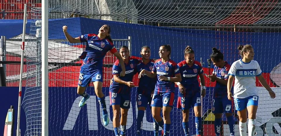 Jugadoras de Universidad de Chile celebrando un gol