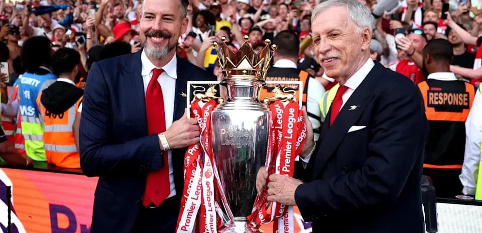 Dos personas sosteniendo el trofeo de la Premier League
