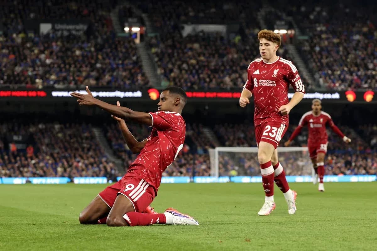 Jugador de Liverpool celebrando en el campo